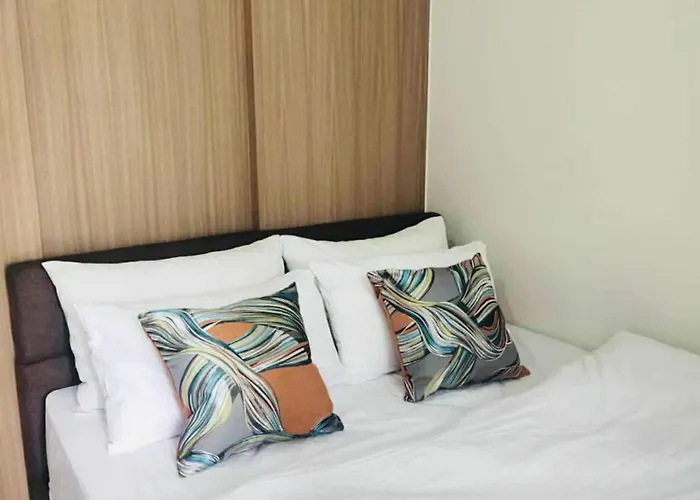 Red Residences Modern With View In Makati Apartment *