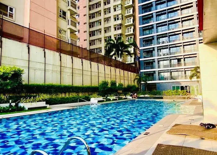 Red Residences Modern With View In Makati Apartment